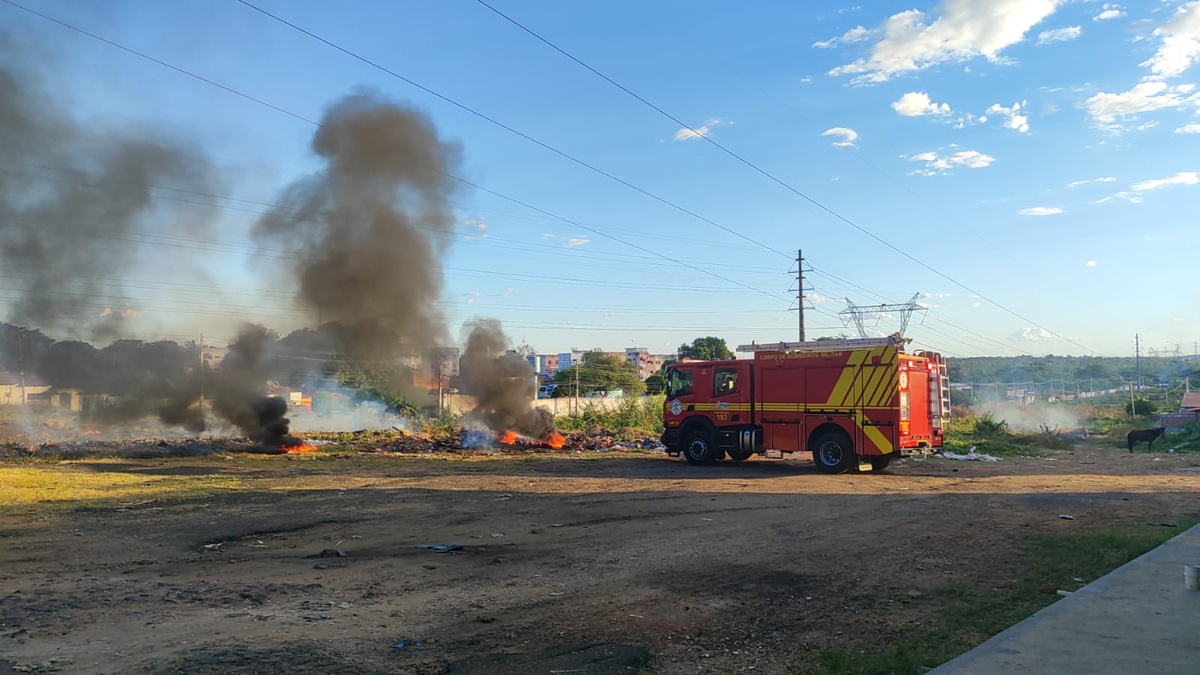 Incêndio em entulho mobiliza Bombeiros na Zona Sul de Teresina
