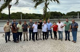 Júlio César e 12 vereadores de Parnaíba. (Foto: Foto: Reprodução.) Júlio César e 12 vereadores de Parnaíba. (Foto: Foto: Reprodução.)