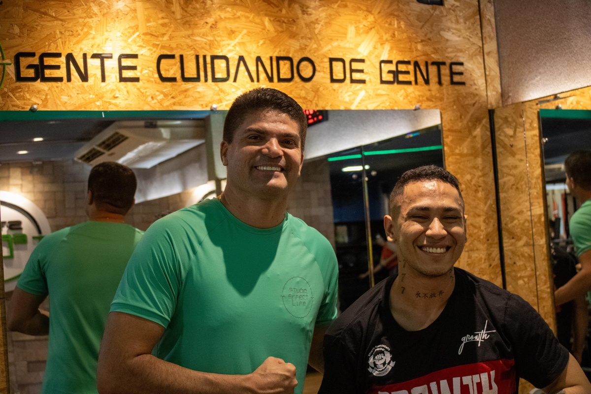 Luisão e Rhoney Carvalho, que o ajudou (e ajuda) desde o início de sua jornada na musculação