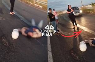 Motoqueiro cai após escorregar em óleo na pista próximo à rodoviária de Teresina (Foto: Reprodução)