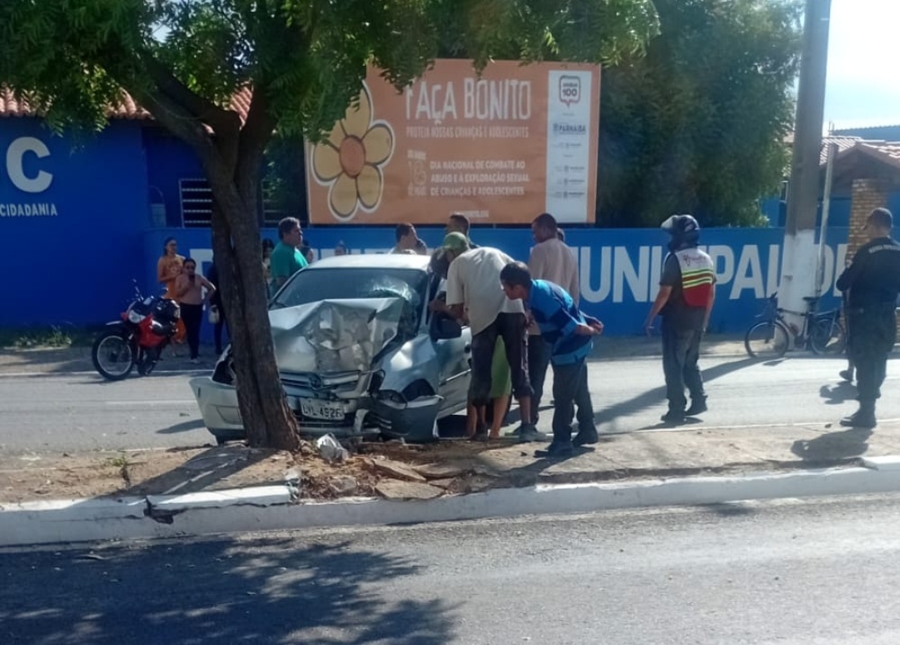 Motorista colide carro contra árvore e fica preso às ferragens em Parnaíba