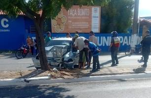 Motorista colide carro contra árvore e fica preso às ferragens em Parnaíba (Foto: Reprodução) Motorista colide carro contra árvore e fica preso às ferragens em Parnaíba (Foto: Reprodução)