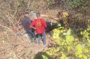 Motorista é resgatado com vida após cair em ribanceira na BR-230, em Oeiras (Foto: Reprodução) Motorista é resgatado com vida após cair em ribanceira na BR-230, em Oeiras (Foto: Reprodução)