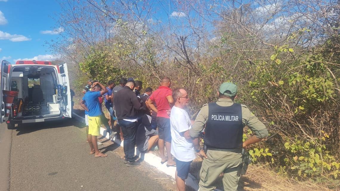 Motorista é resgatado com vida após cair em ribanceira na BR-230, em Oeiras