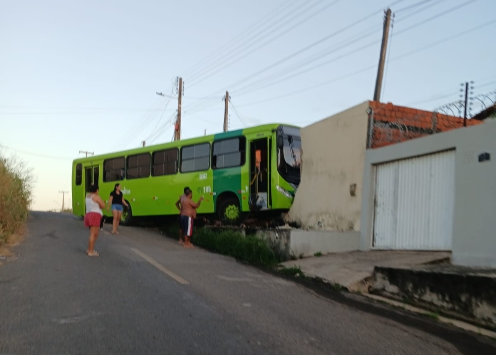 Ônibus desgovernado desce ladeira e invade residência na zona Norte de Teresina