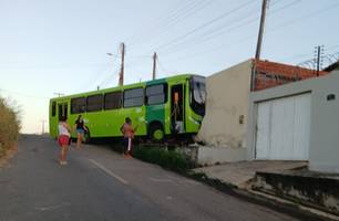 Ônibus desgovernado desce ladeira e invade residência na zona Norte de Teresina (Foto: Reprodução) Ônibus desgovernado desce ladeira e invade residência na zona Norte de Teresina (Foto: Reprodução)