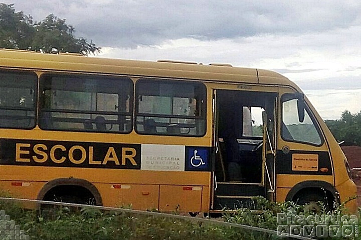 Ônibus escolar de São José do Divino