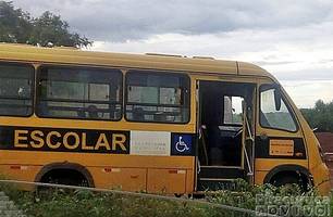 Ônibus escolar de São José do Divino (Foto: Piracuruca Ao Vivo) Ônibus escolar de São José do Divino (Foto: Piracuruca Ao Vivo)
