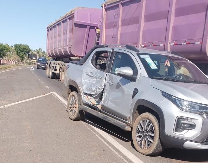 Picape colide contra caçamba na BR-343, em Campo Maior