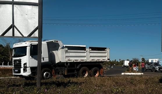 Picape colide contra caçamba na BR-343, em Campo Maior
