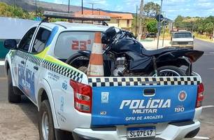 PM apreende menor que tentou fugir após ser flagrado conduzindo moto em Aroazes (Foto: Reprodução)