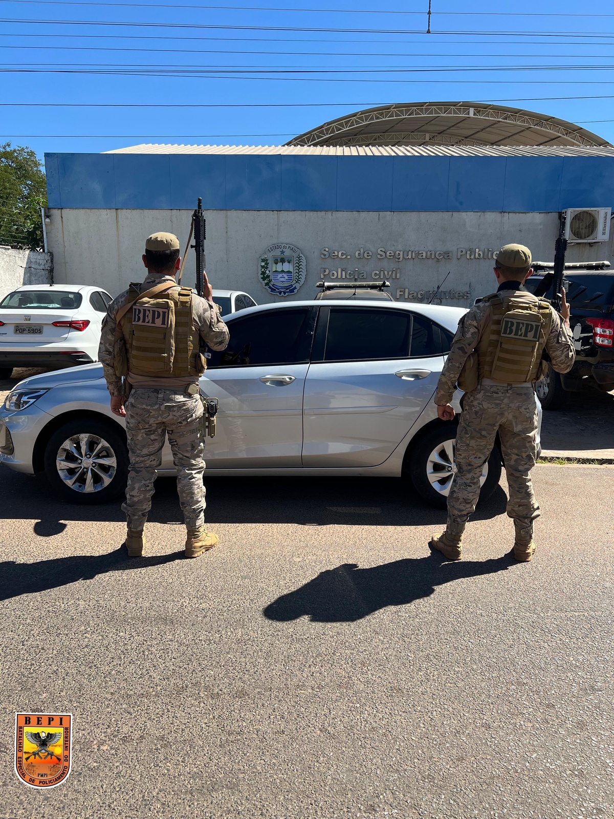 PM e PRF apreendem 4 kg de drogas e prendem dois homens na BR-407, em Picos