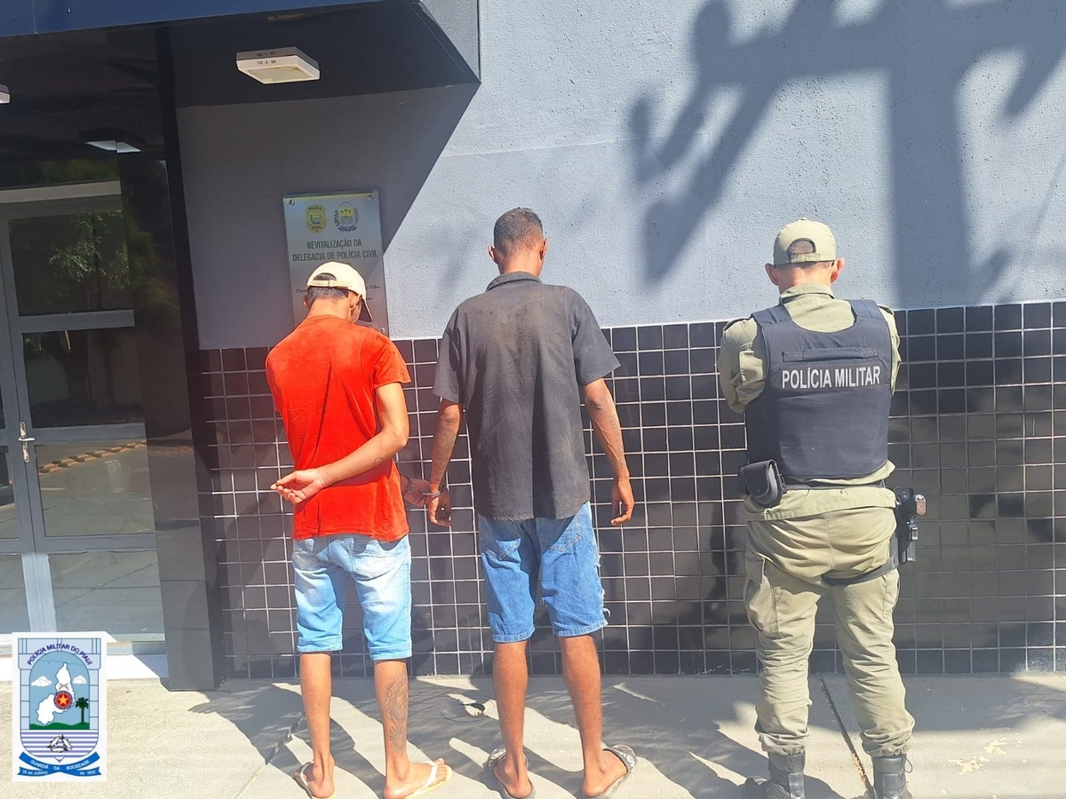 PMPI apreende drogas e captura dupla em estrada vicinal de Avelino Lopes