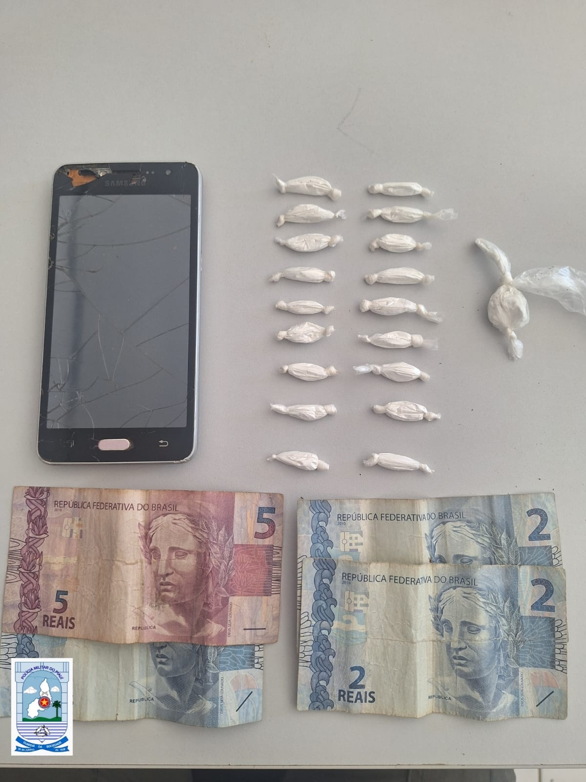 PMPI apreende drogas e captura dupla em estrada vicinal de Avelino Lopes