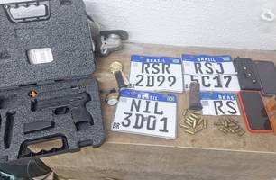 Polícia estoura desmanche de veículos e apreende arsenal na zona Rural de Teresina (Foto: Divulgação/PMPI) Polícia estoura desmanche de veículos e apreende arsenal na zona Rural de Teresina (Foto: Divulgação/PMPI)