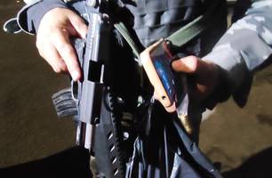 Polícia recupera arma após perseguição a faccionados na zona Leste de Teresina (Foto: Repórter 12/Conecta Piauí) Polícia recupera arma após perseguição a faccionados na zona Leste de Teresina (Foto: Repórter 12/Conecta Piauí)