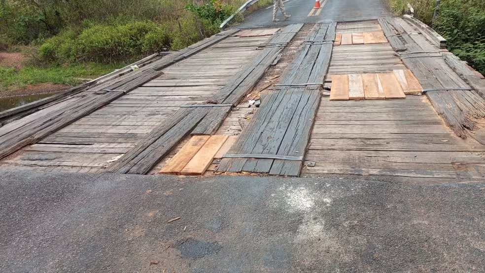 Ponte sobre um riacho localizado na rodovia BR-222