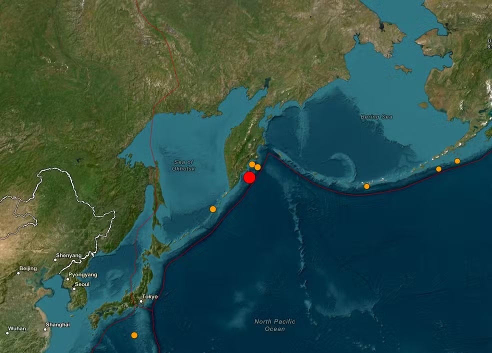 Ponto vermelho mostra local de tremor de magnitude 8,8, na costa leste da Rússia, em 29 de julho de 2025