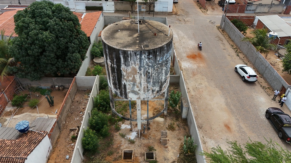 População denuncia caixa d’água abandonada há 36 anos em Anísio de Abreu