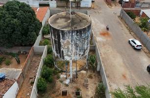 População denuncia caixa d’água abandonada há 36 anos em Anísio de Abreu (Foto: Conecta Piauí) População denuncia caixa d’água abandonada há 36 anos em Anísio de Abreu (Foto: Conecta Piauí)