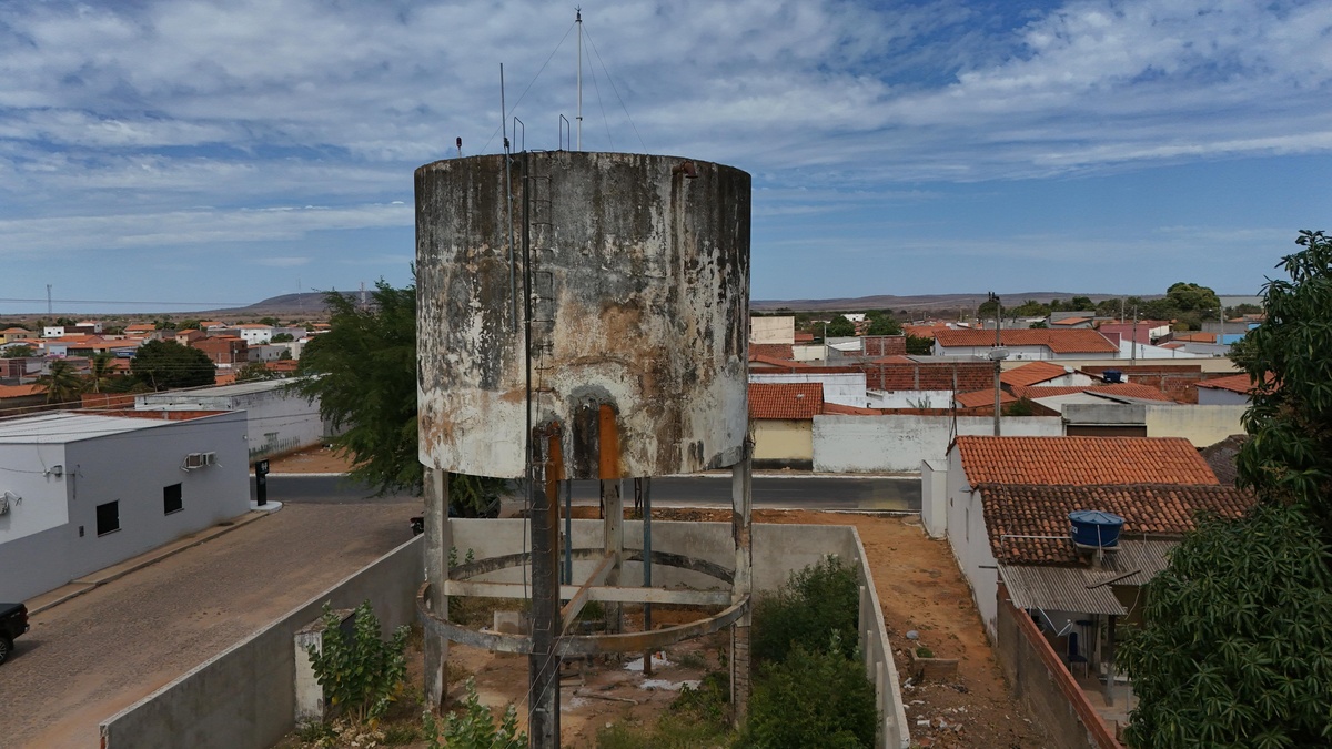 População denuncia caixa d’água abandonada há 36 anos em Anísio de Abreu