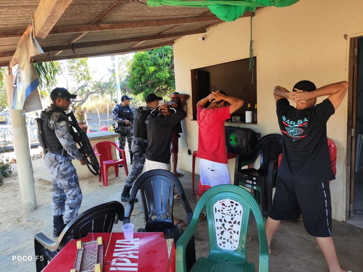 ‘Precheca’ e companheira são presos com drogas em bar no litoral do Piauí