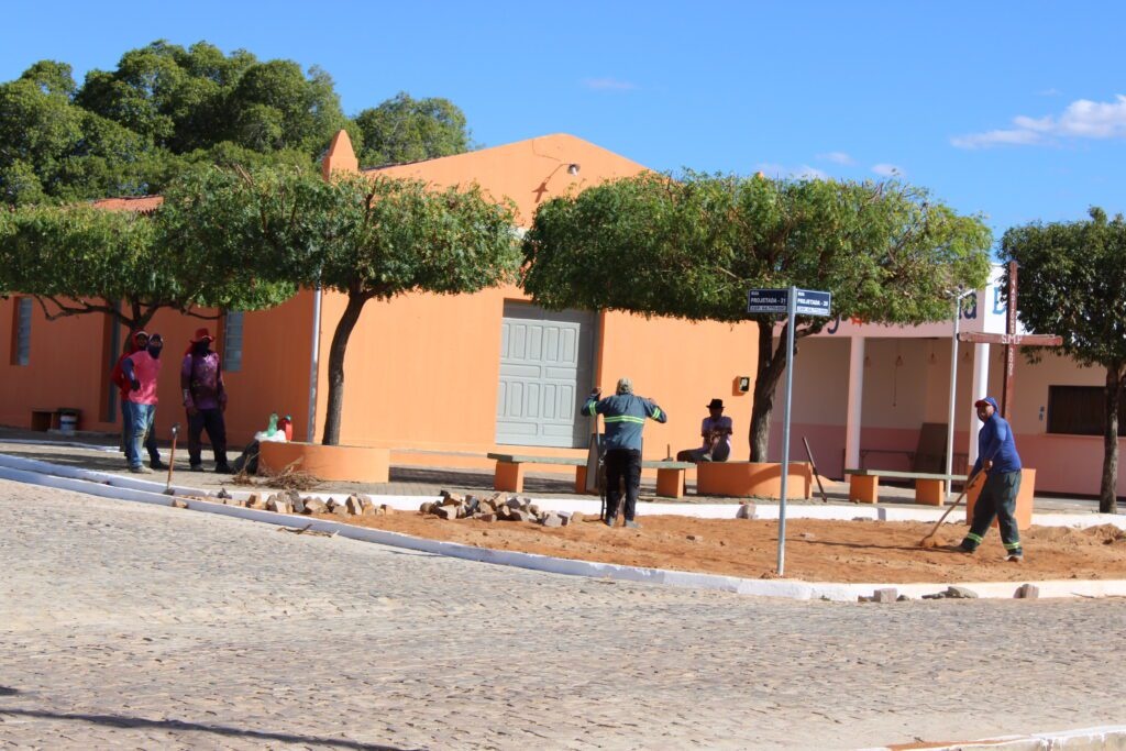 Prefeito acompanha obras e mutirão de limpeza no Povoado Pé do Morro