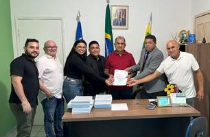 Prefeito de Pau D’Arco aprova LDO e anuncia avanços no abastecimento de água (Foto: Assessoria) Prefeito de Pau D’Arco aprova LDO e anuncia avanços no abastecimento de água (Foto: Assessoria)