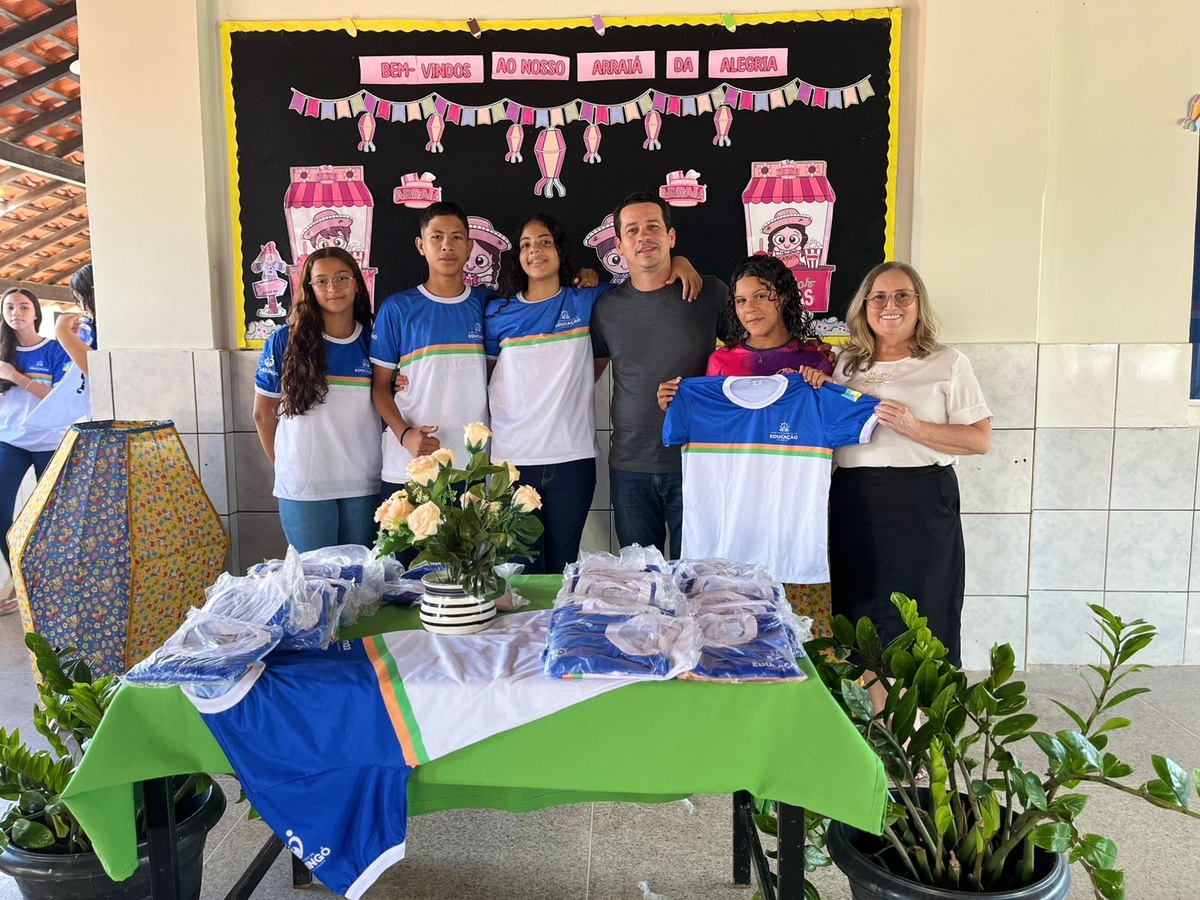 Prefeitura de Caxingó entrega fardamento escolar para alunos da rede municipal