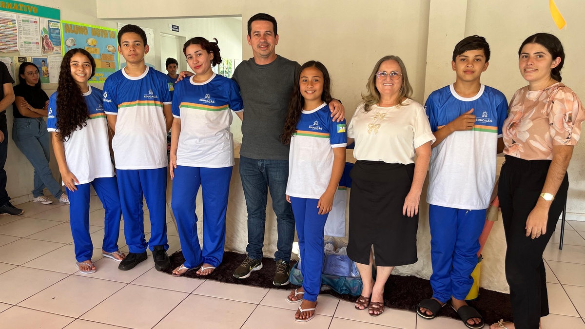 Prefeitura de Caxingó entrega fardamento escolar para alunos da rede municipal