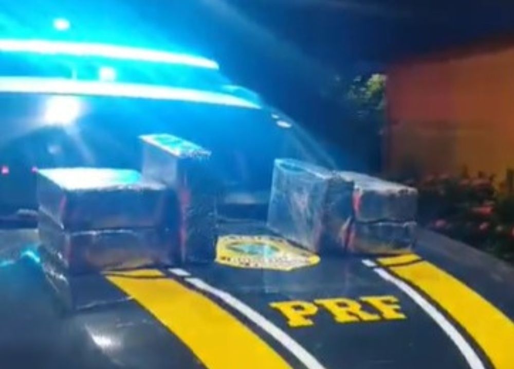 PRF apreende mais de 24 kg de maconha em ônibus interestadual em Piripiri