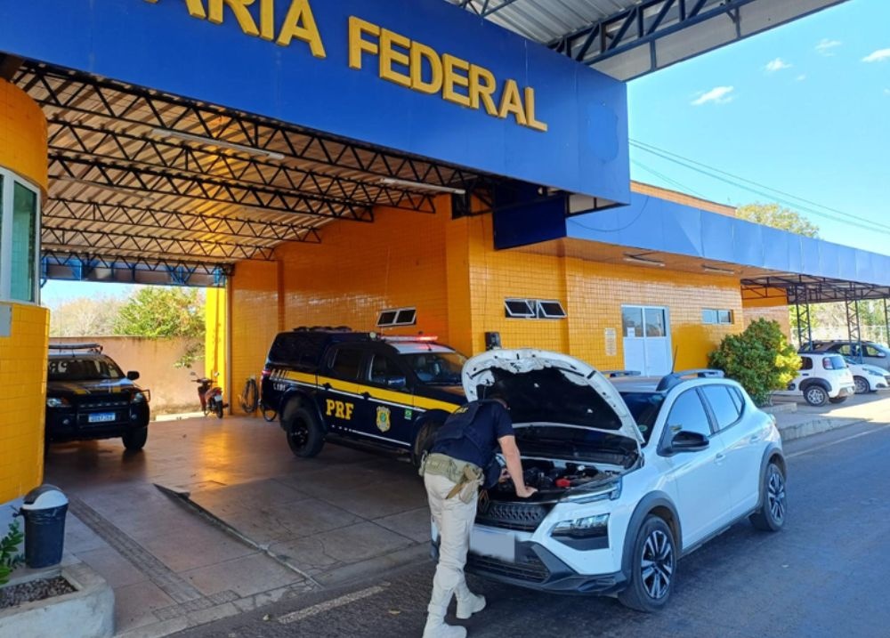 PRF prende homem com carro furtado e mandado de prisão em rodovia do Piauí
