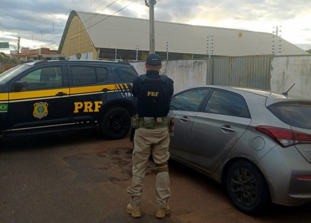 PRF recupera carro roubado e flagra uso de documento falso em Picos e Campo Maior