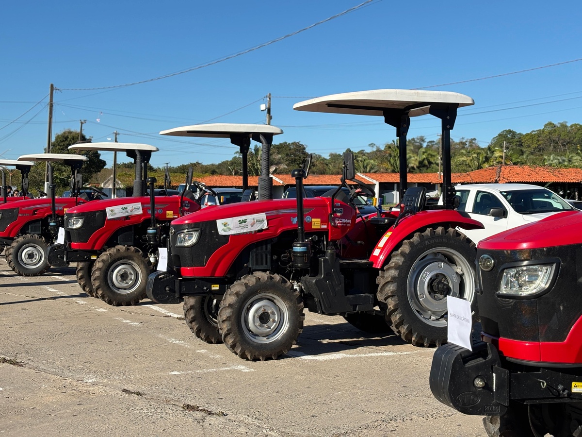 SAF entrega tratores e kits de irrigação para a agricultura familiar