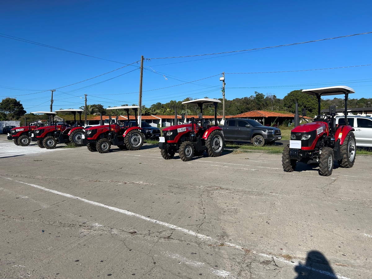 SAF entrega tratores e kits de irrigação para a agricultura familiar
