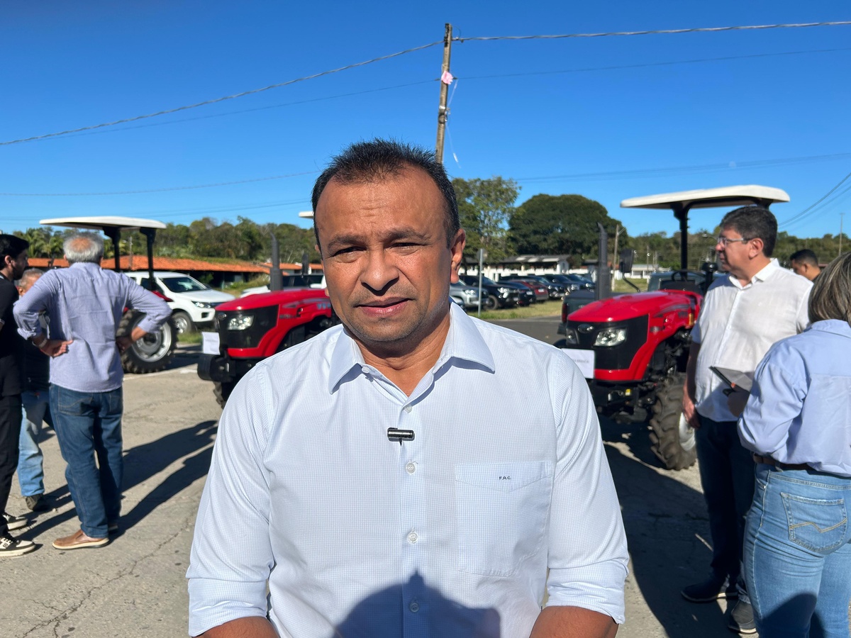 SAF entrega tratores e kits de irrigação para a agricultura familiar