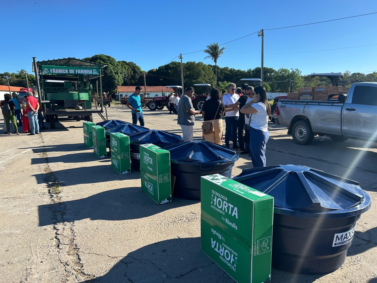 SAF entrega tratores e kits de irrigação para a agricultura familiar