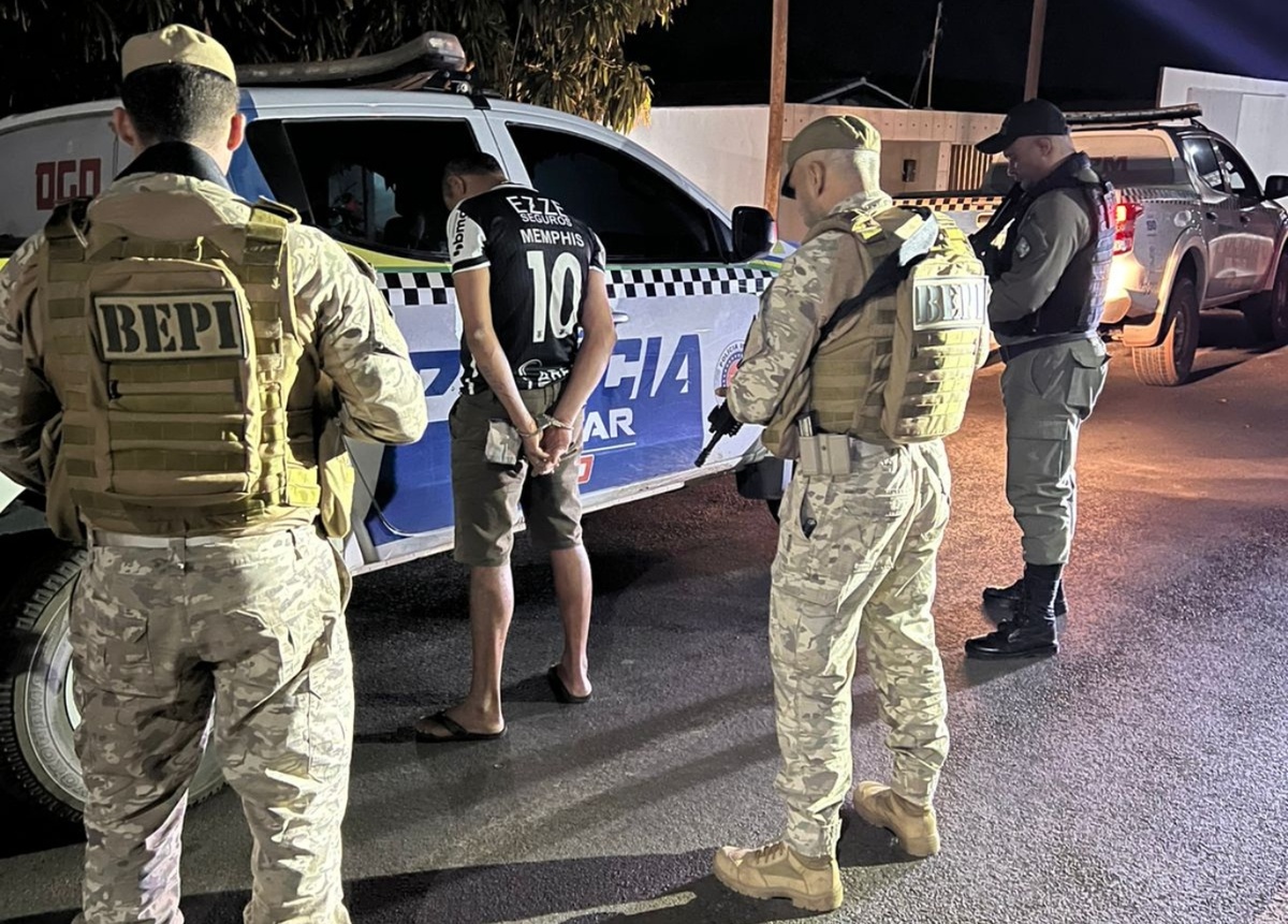 Segundo o relatório da ocorrência, o suspeito já era conhecido pela prática de tráfico na região