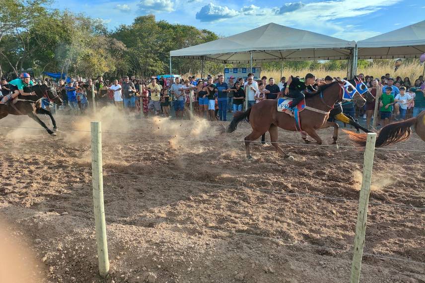 Tradicional corrida com cavalos empolga vaqueiros e moradores em Demerval Lobão Tradicional corrida com cavalos empolga vaqueiros e moradores em Demerval Lobão