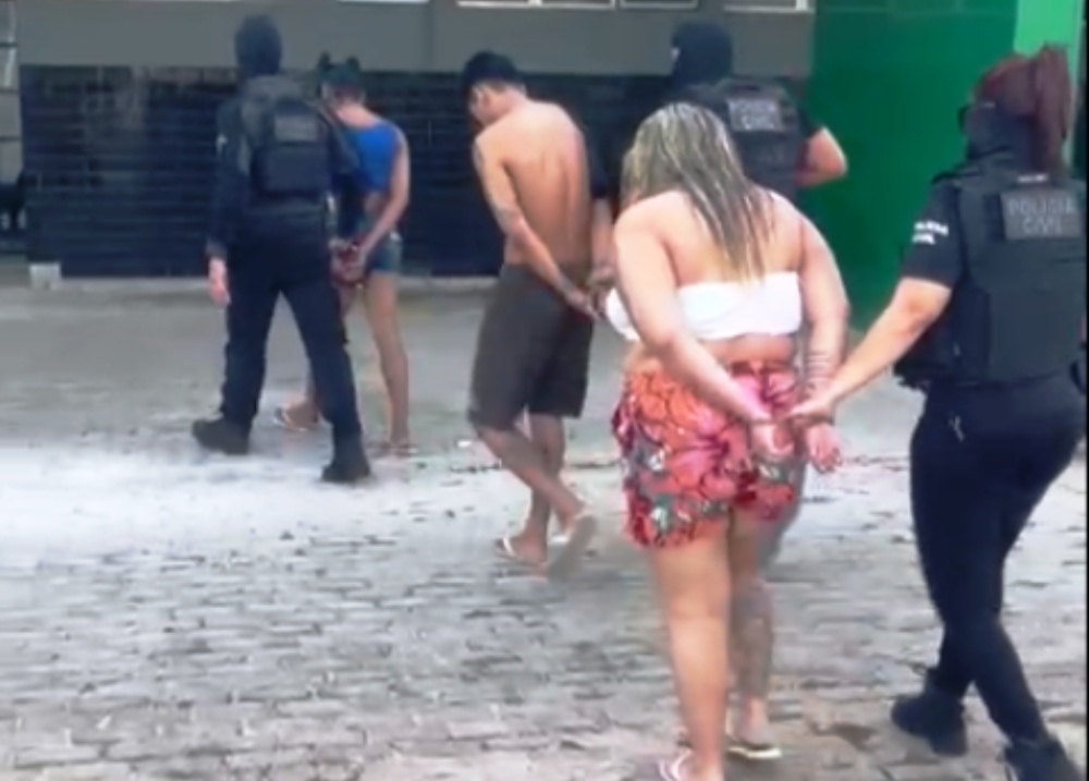 Trio investigado por tráfico de drogas é preso em residência no litoral do Piauí