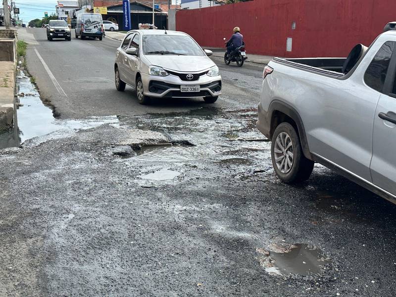 Via esburacada causa transtornos a motoristas no bairro Três Andares, em Teresina