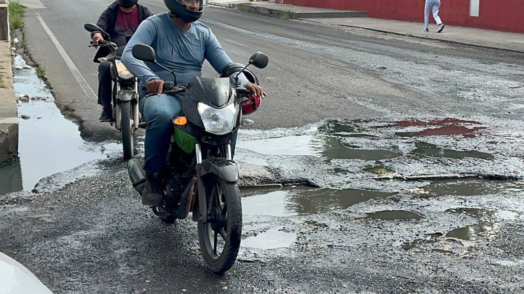 Via esburacada causa transtornos a motoristas no bairro Três Andares, em Teresina