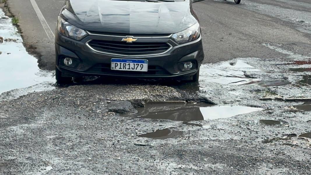 Via esburacada causa transtornos a motoristas no bairro Três Andares, em Teresina