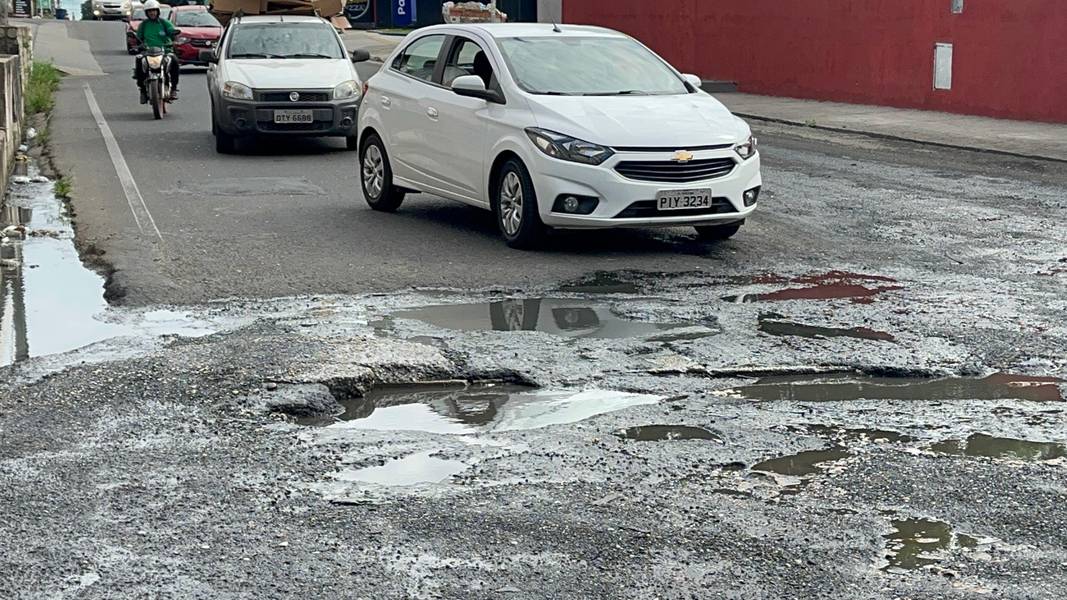 Via esburacada causa transtornos a motoristas no bairro Três Andares, em Teresina