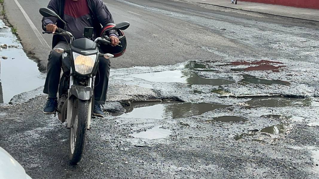 Via esburacada causa transtornos a motoristas no bairro Três Andares, em Teresina