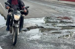 Via esburacada causa transtornos a motoristas no bairro Três Andares, em Teresina (Foto: Conecta Piauí) Via esburacada causa transtornos a motoristas no bairro Três Andares, em Teresina (Foto: Conecta Piauí)