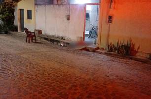 Adolescente de 17 anos é baleado e morto na frente de casa em Teresina (Foto: Reprodução) Adolescente de 17 anos é baleado e morto na frente de casa em Teresina (Foto: Reprodução)