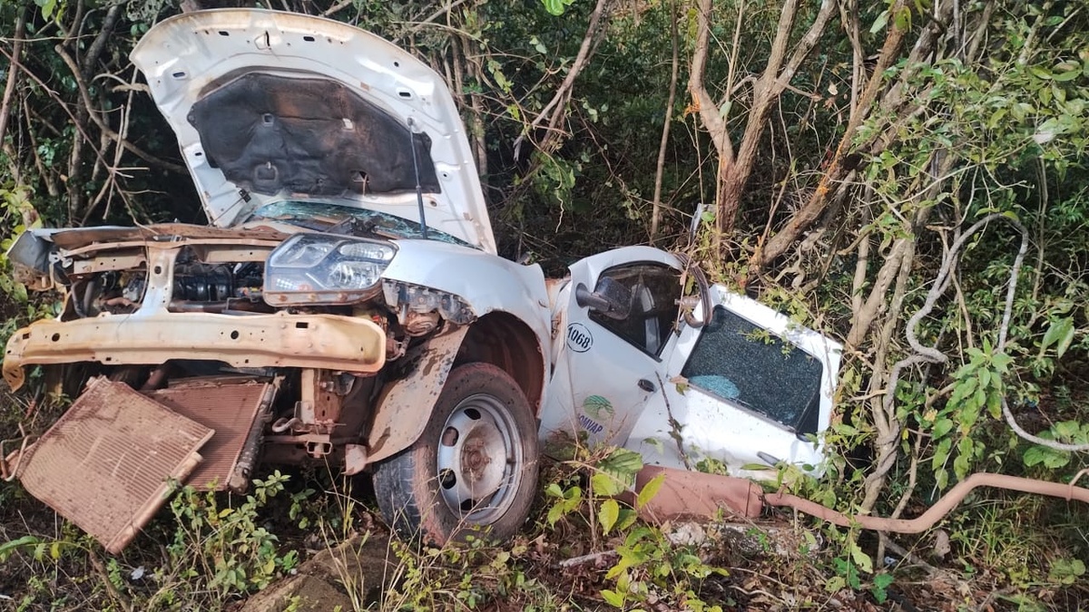 Apesar de carro partir ao meio, colisão grave não deixa feridos graves na PI-112