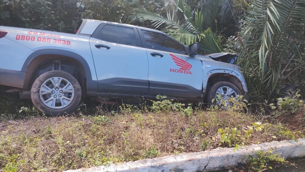 Apesar de carro partir ao meio, colisão grave não deixa feridos graves na PI-112