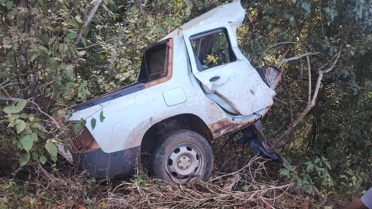 Apesar de carro partir ao meio, colisão grave não deixa feridos graves na PI-112